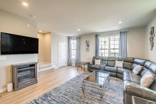 Dale City House | 30 Mi to Downtown DC Charming Dale City Townhome!