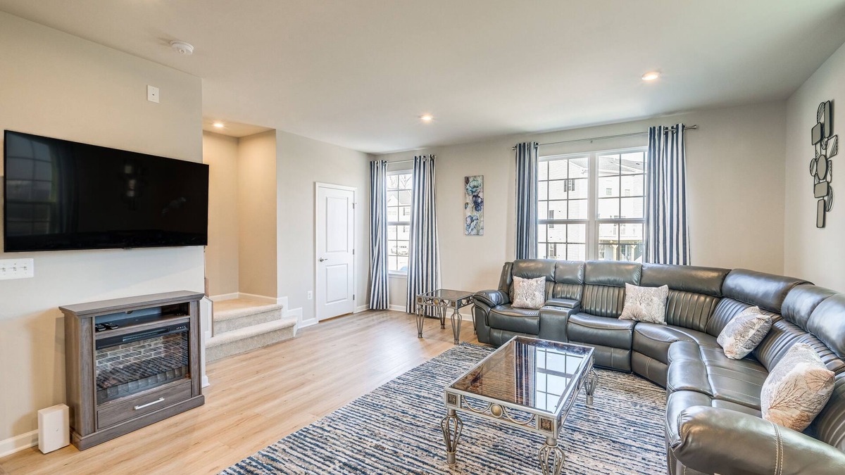 Dale City House | 30 Mi to Downtown DC: Charming Dale City Townhome!