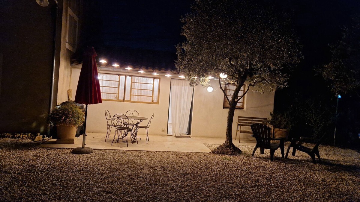 Monteux Apartment | 30 min from Mont Ventoux, comfortable apartment in old Provencal farmhouse.