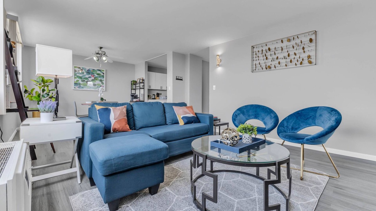 West Lawn Condo | 30 mins to downtown stunning high rise condo! close to Midway Airport, Shopping.