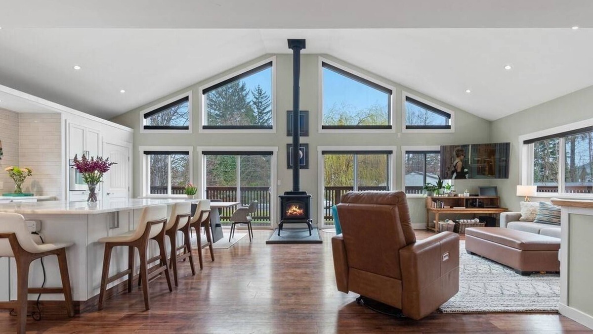 Brackendale House | 30 minutes from Whistler-Squamish family retreat. Pet friendly!