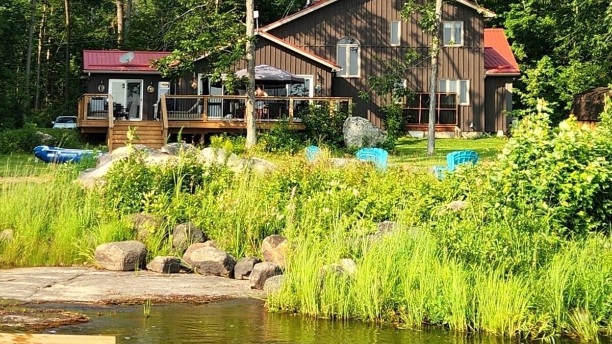 Tweed Cottage | 30% OFF Luxury Dom Chalet Waterfront on Stoco Lake