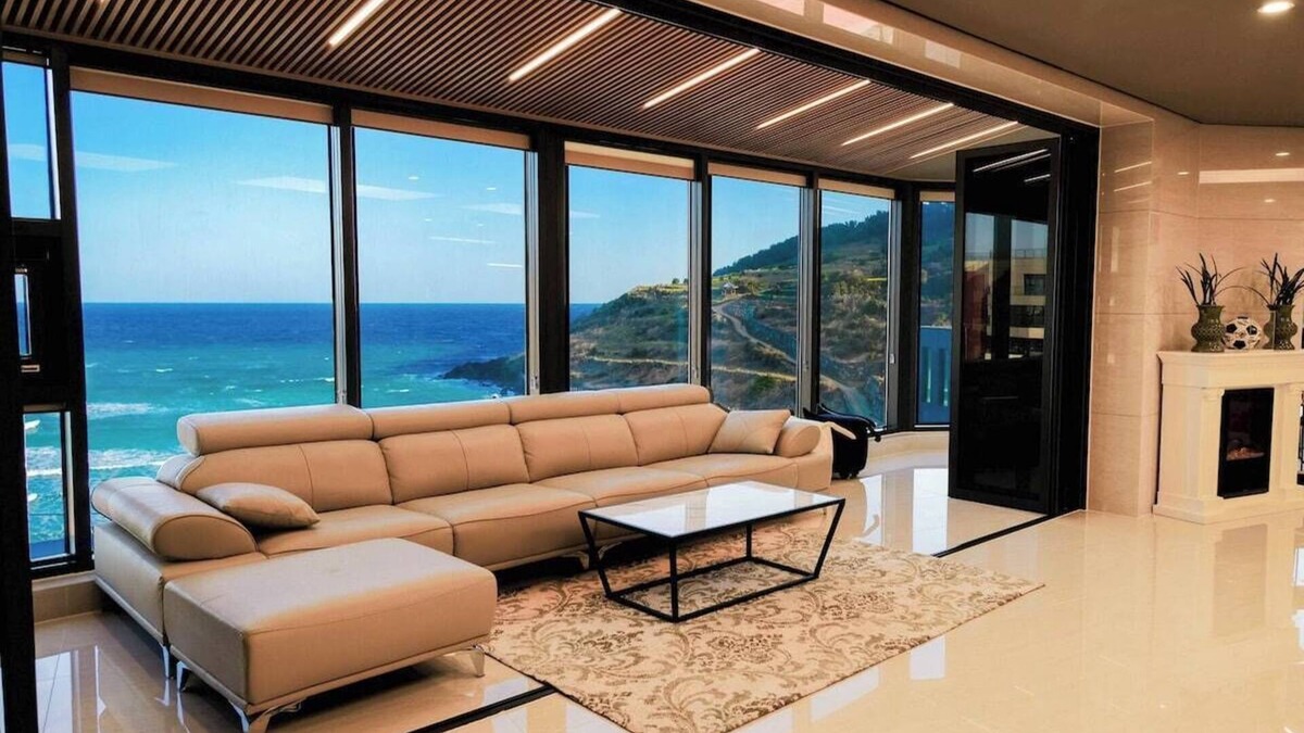 Jocheon Apartment | 30 Seconds to Hamdeok Beach Ocean View Penthouse Group Space for Up to 12 People
