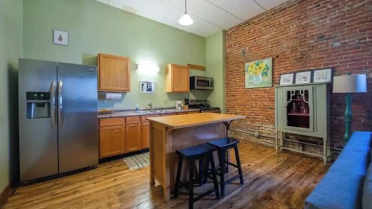 Du Quoin Apartment | 30 West · The Den ·Downtown Hideaway near Fairground