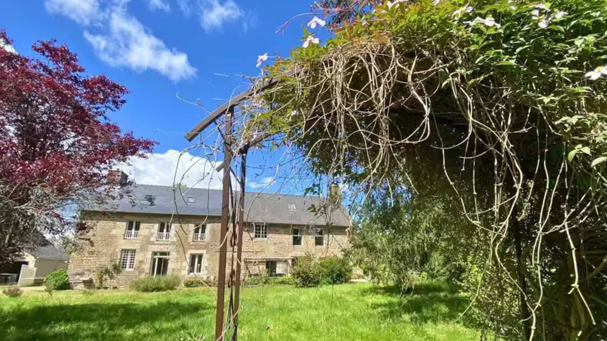 Saint-Remy-du-Plein House | 300 m² manor house set in wooded grounds