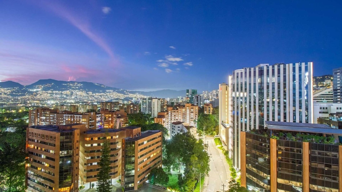 Patio Bonito Apartment | 300 Mbps WIFI+ 10min Lleras Park+ 24-7doorman +AC