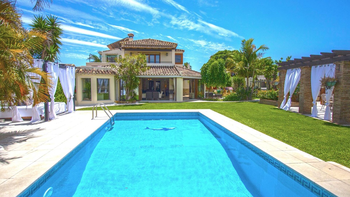 San Pedro de Alcantara Villa | 300 meters from beach, children's playground, heated pool, exterior kitchen/BBQ