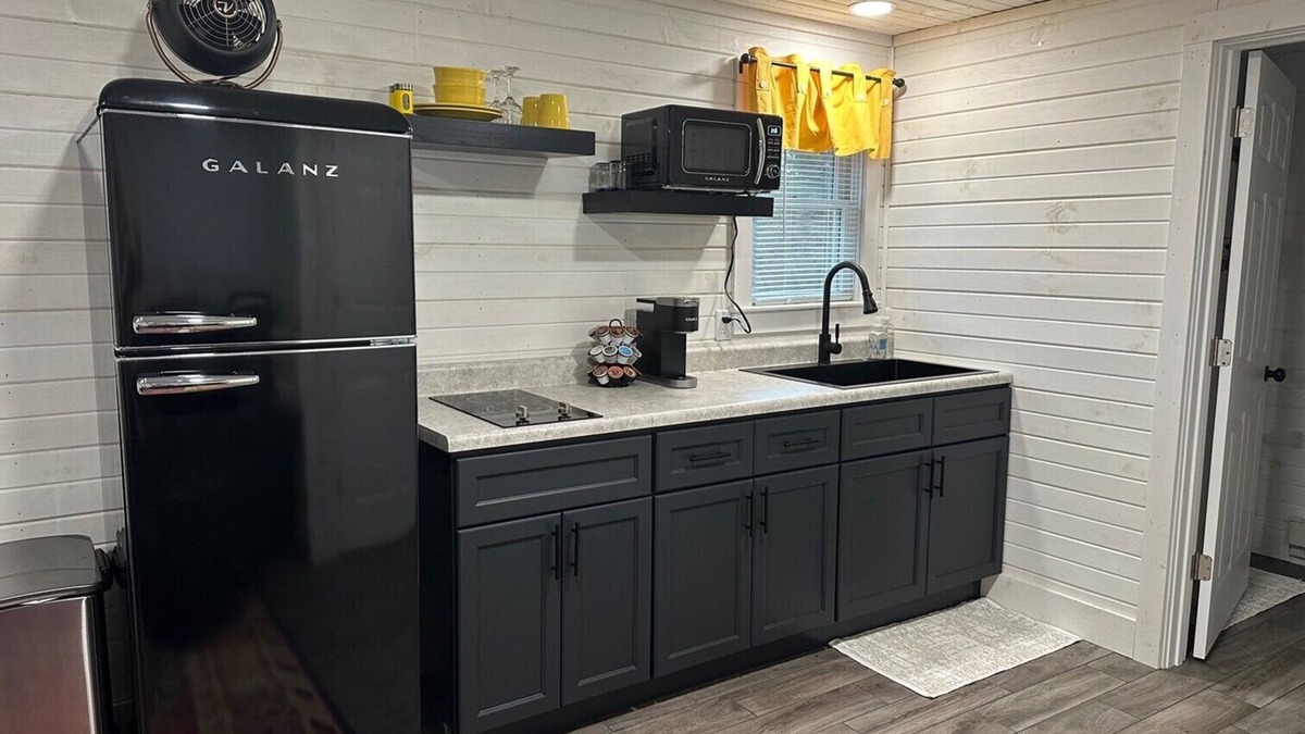 Lexington Apartment | 300 Sq Ft Studio Apt - Downtown Lexington, close to Mid-Ohio Sports Car Course