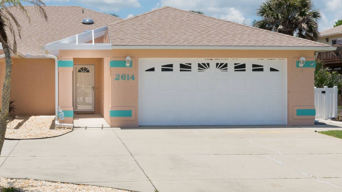 New Smyrna Beach House | 300 yards from the beach. House with garage.
