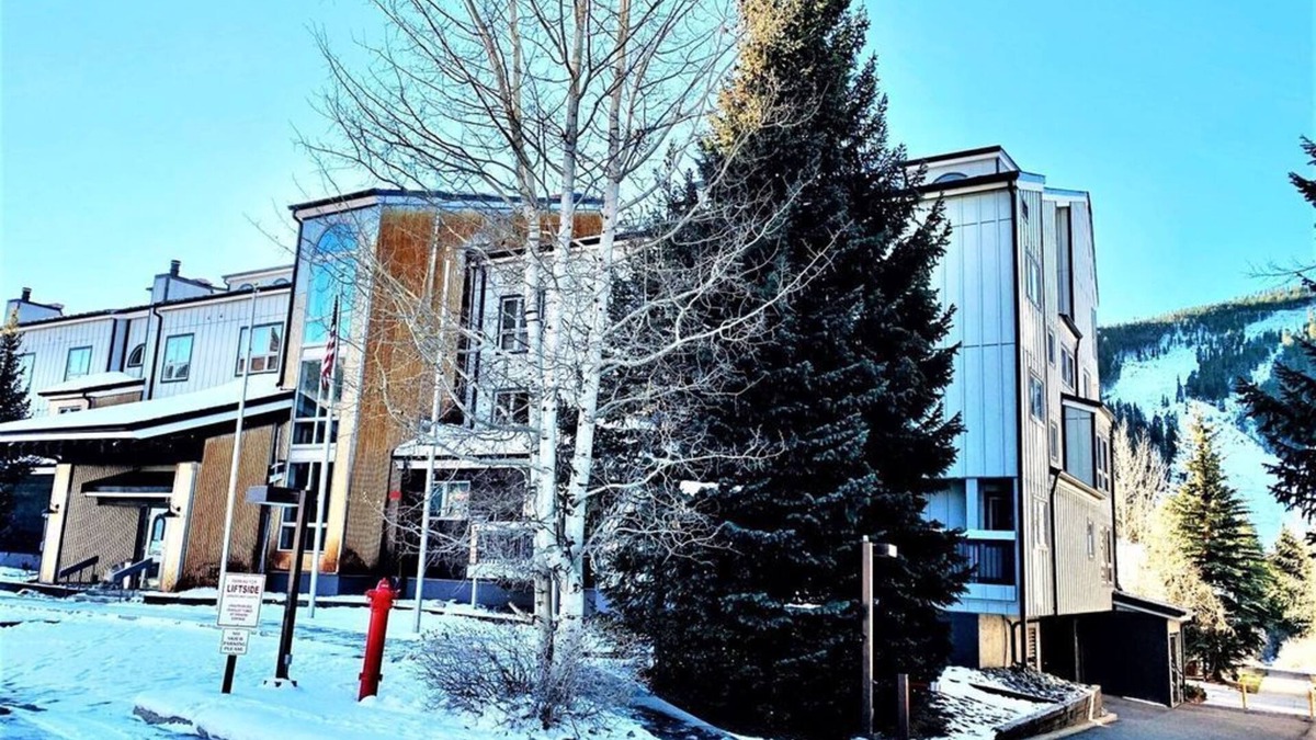 Mountain House Condo | 300 yards to Peru lift @ Keystone, sleeps 6, spacious end unit condo