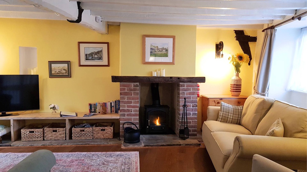 Pickering Cottage | 300 Year Old Cozy Retreat, walk to Pickering's Heart, SteamTrains, and Pub!