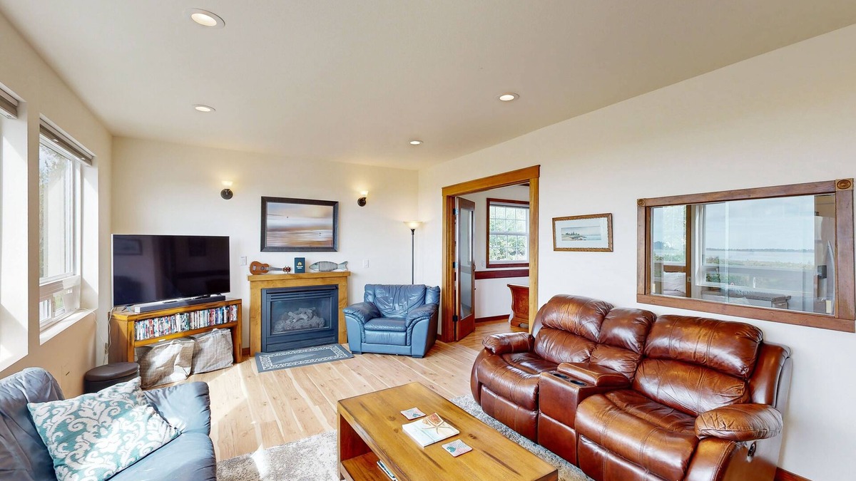 Ilwaco House | 3000 sq ft private home with bay views, pool table, firepit, outdoor bar & grill