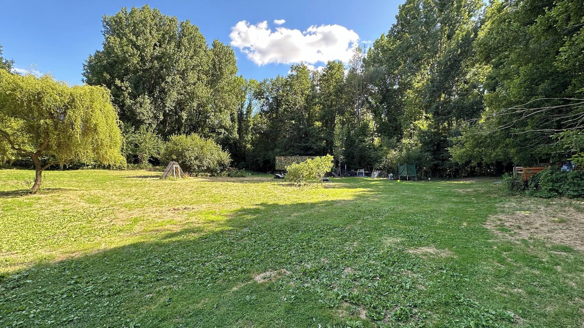 Seugy RV Rental | 3000m2 forest clearing!