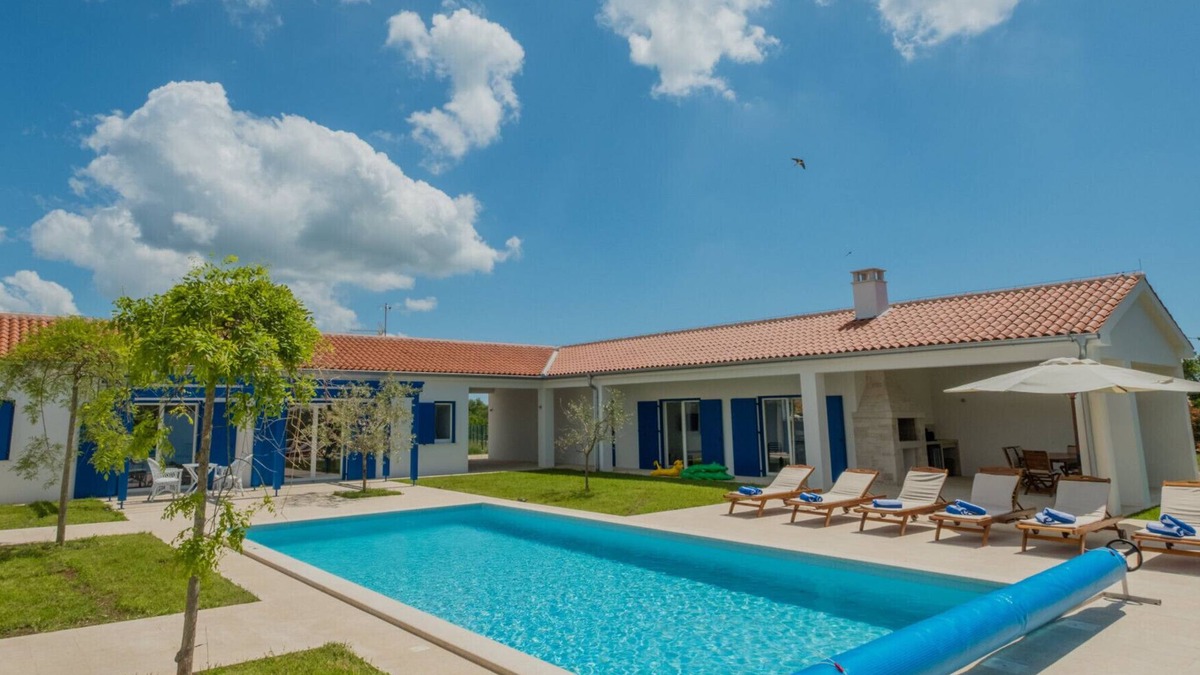 Butkovici Villa | 3000sqm plot, with 50 sqm heated pool, jacuzzi, 2 tennis courts