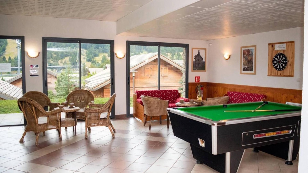 Saint-Etienne-en-Devoluy Apartment | 300m from ski slopes, 3rd floor, view mountain, fitness, swimming pool, sauna, balcony, parking, tv