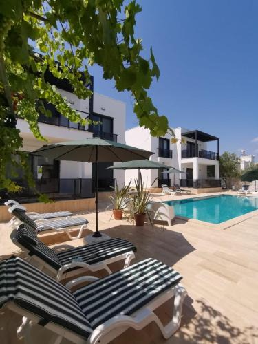 Turgutreis Apartment | 300m to Beach 2 Bedroom Garden Floor Flat with Pool - Yeni Dünya Bodrum A1