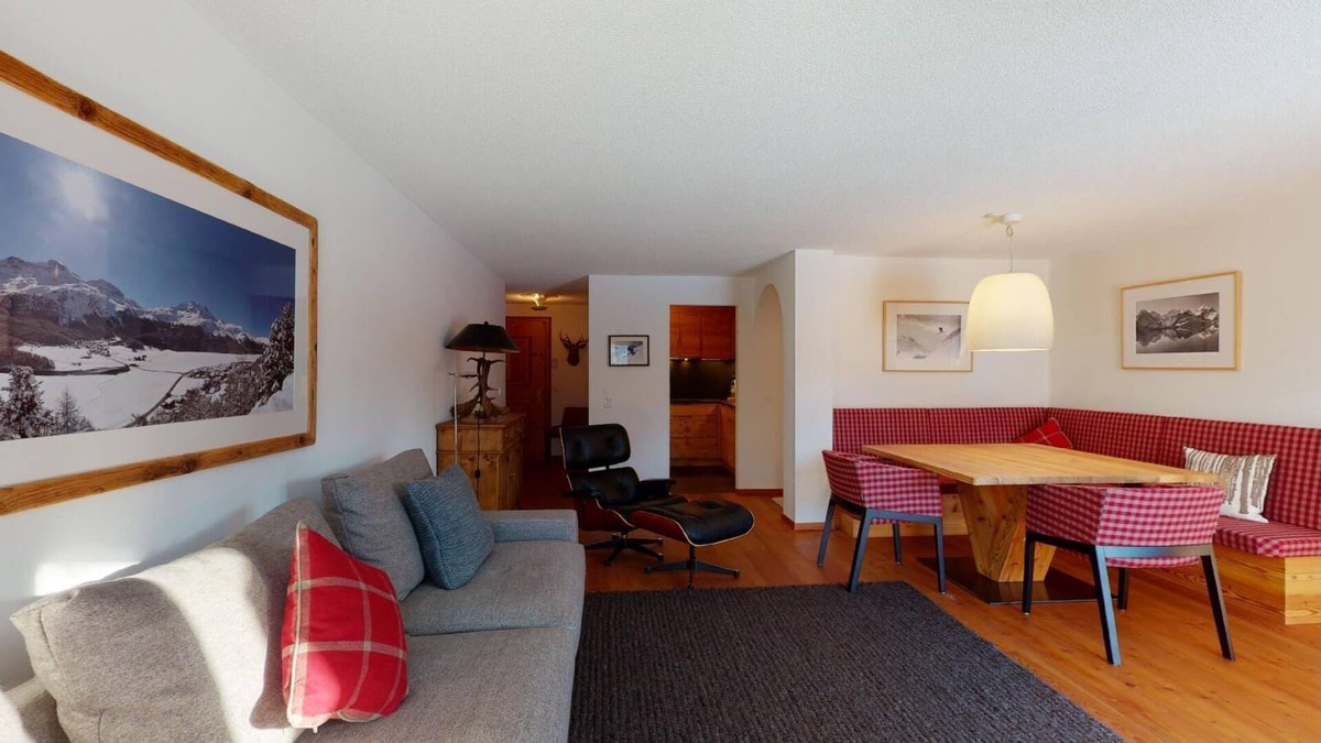 Surlej Apartment | 3½-room apartment on the ground floor, entrance hall with wardrobe, living room