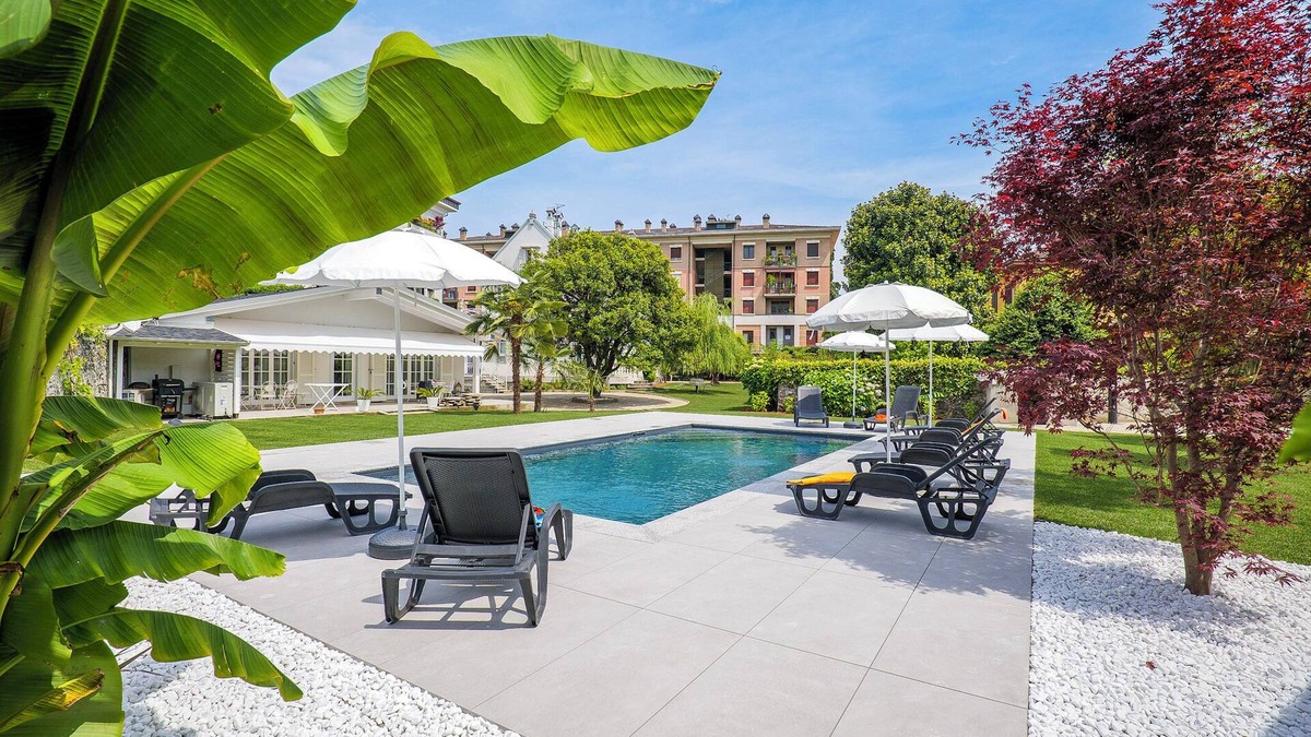 Intra Apartment | 3½-room apartment with pool and balcony in a sunny location
