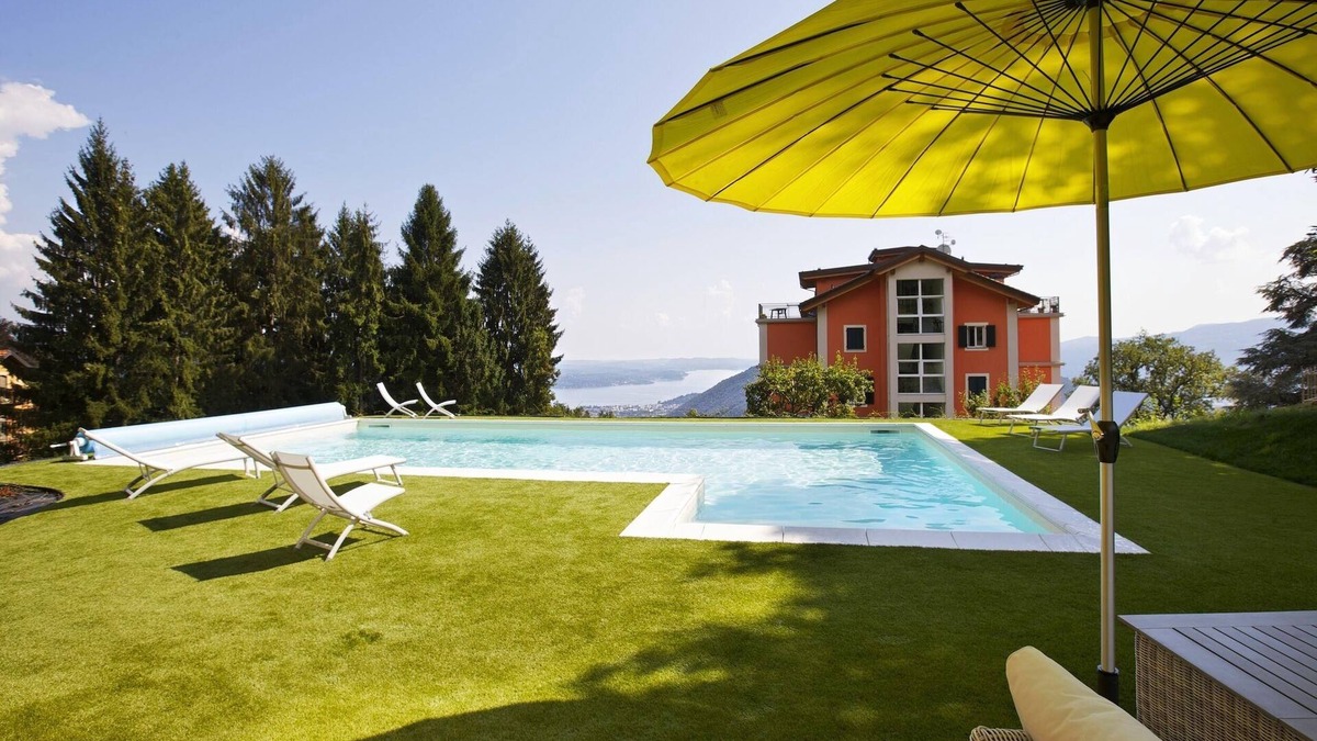 Comero Apartment | 3½-room corner apartment in a prestigious villa from 1850 with solar-heated pool