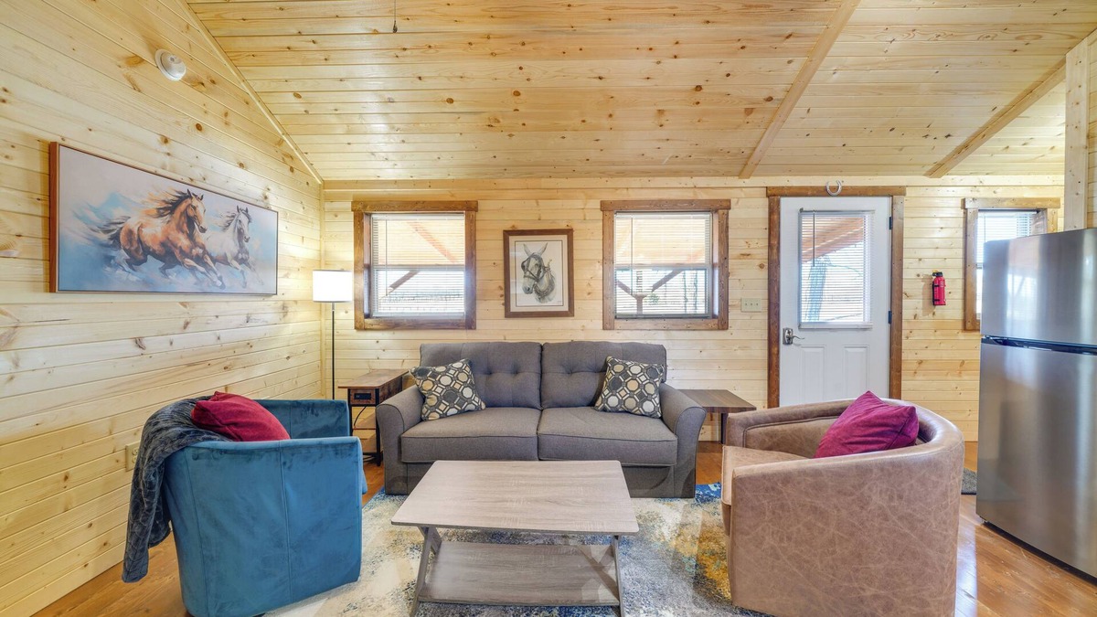 La Grange Cabin | 31 Mi to Louisville: Cabin on 235 Acres!