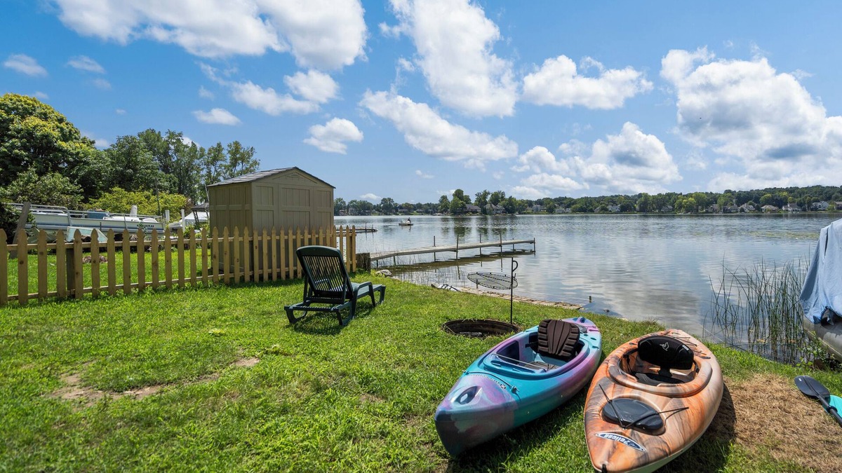 Fenton House | 31+ NIGHTS ONLY - Secret Tunnel Lakehouse - kayaks, bonfires, beach, sleeps 10
