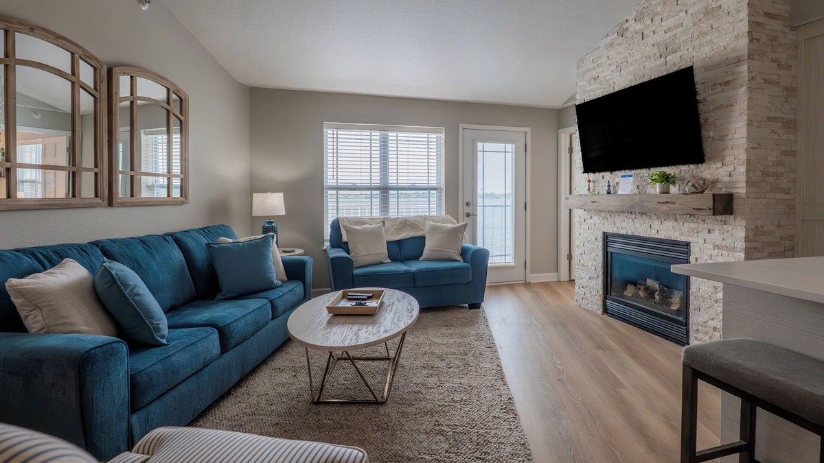 Delavan Lake Condo | 315 - Two Bedroom Lake View Condo Suite