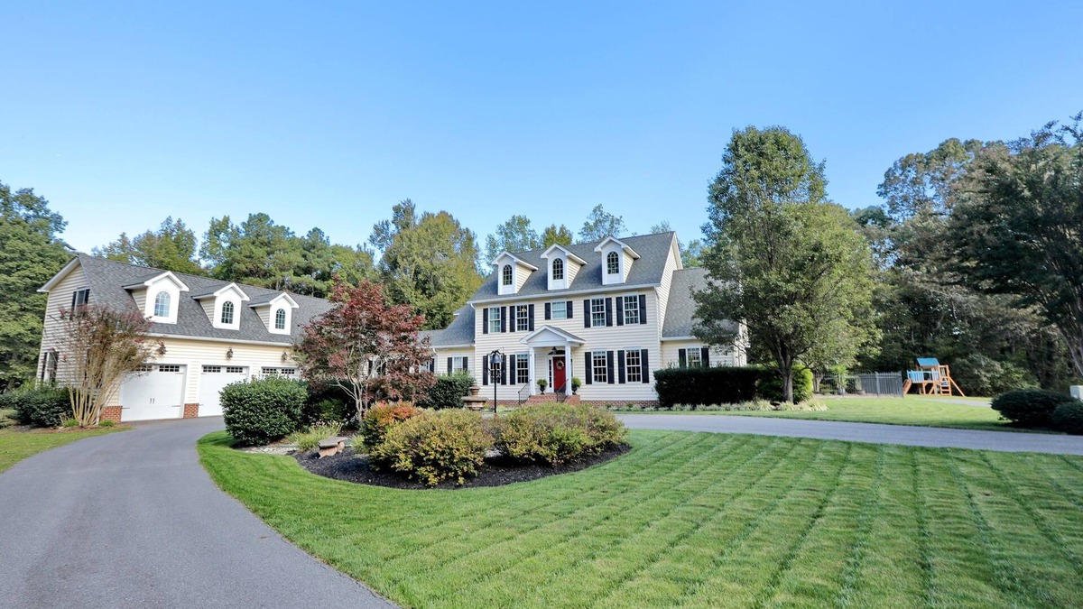 Newburg Other | 32 ac, Hot Tub, Pool OPENS May 1, Theatre, FirePit, Game Rm, Small Pond, SLPS 10