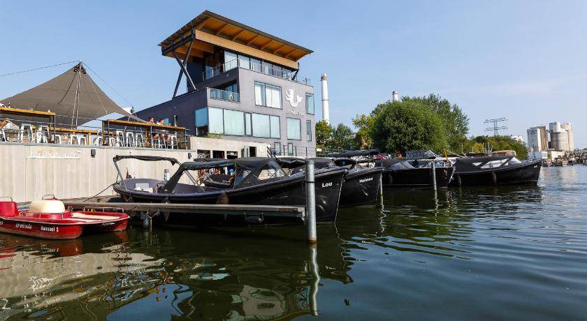 Rummelsburg Boat Rental | 32 m² Houseboat ∙ 1 bedroom ∙ 3 guests