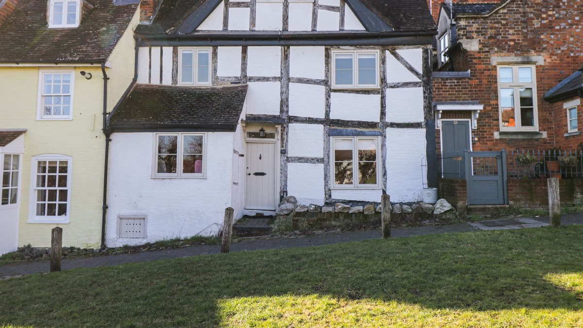Marlborough House | 32 THE GREEN, pet friendly, with open fire in Marlborough, Wiltshire