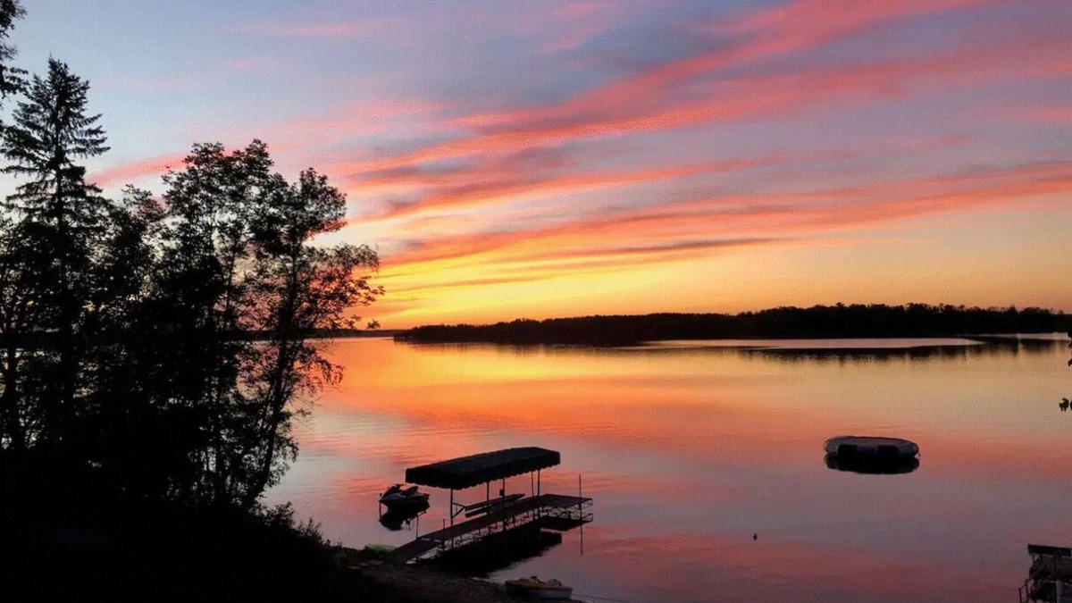 Rochert Cabin | 320' of sandy shore - privacy + pontoon available