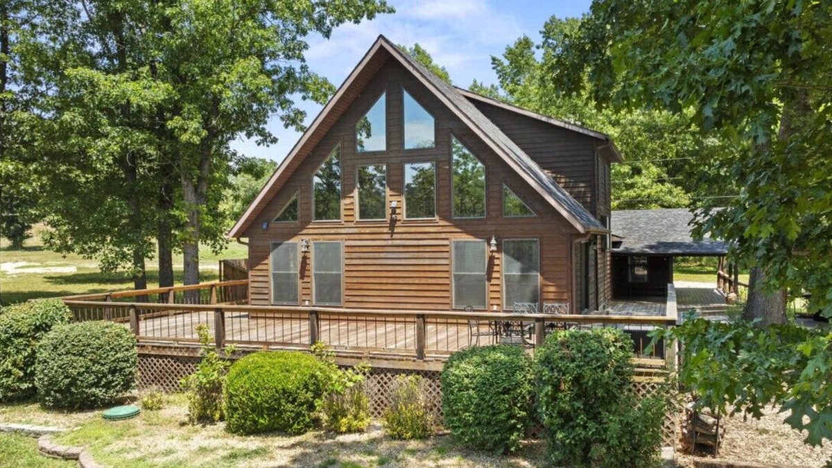 Theodosia House | 3200 sq ft Lakeside Retreat with Hot Tub & More - Getaway Ranch