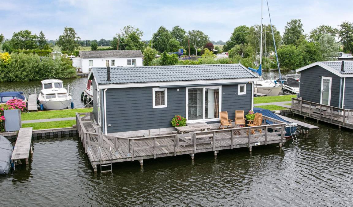 Municipality of Stichtse Vecht Boat Rental | 33 m² Houseboat ∙ 2 bedrooms ∙ 4 guests