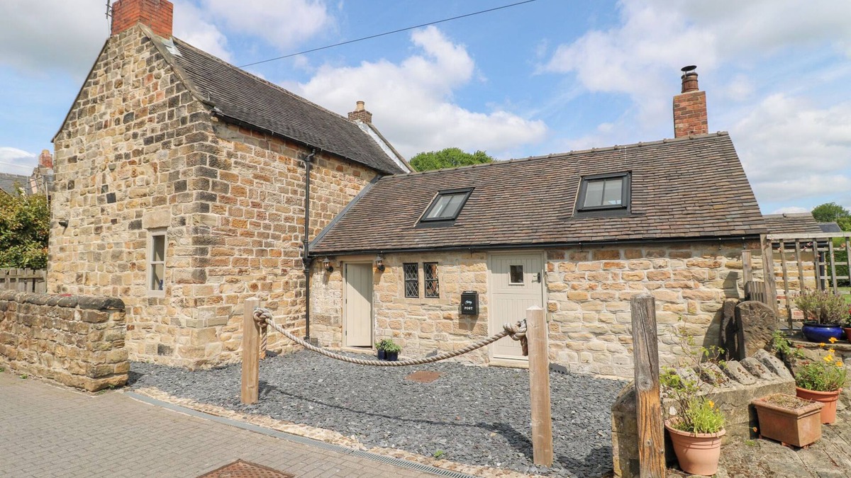 Alfreton Cottage | 33 MAIN ROAD, pet friendly, with open fire in Higham, Derbyshire