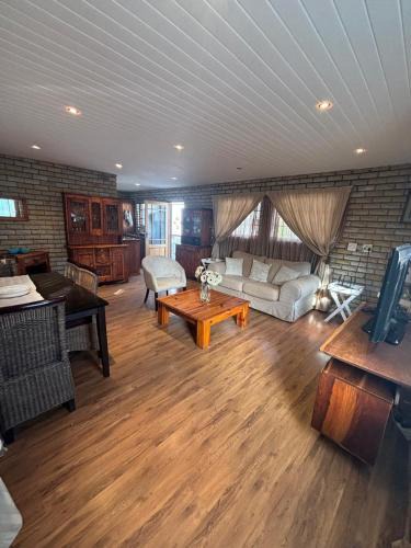 Ladybrand Apartment | 33 On Loop, Flat 3