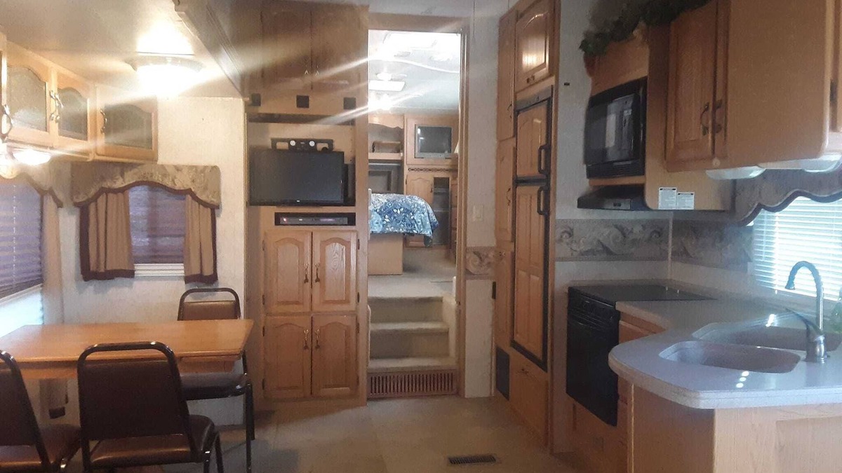 California City House | 33' RV with two slide outs