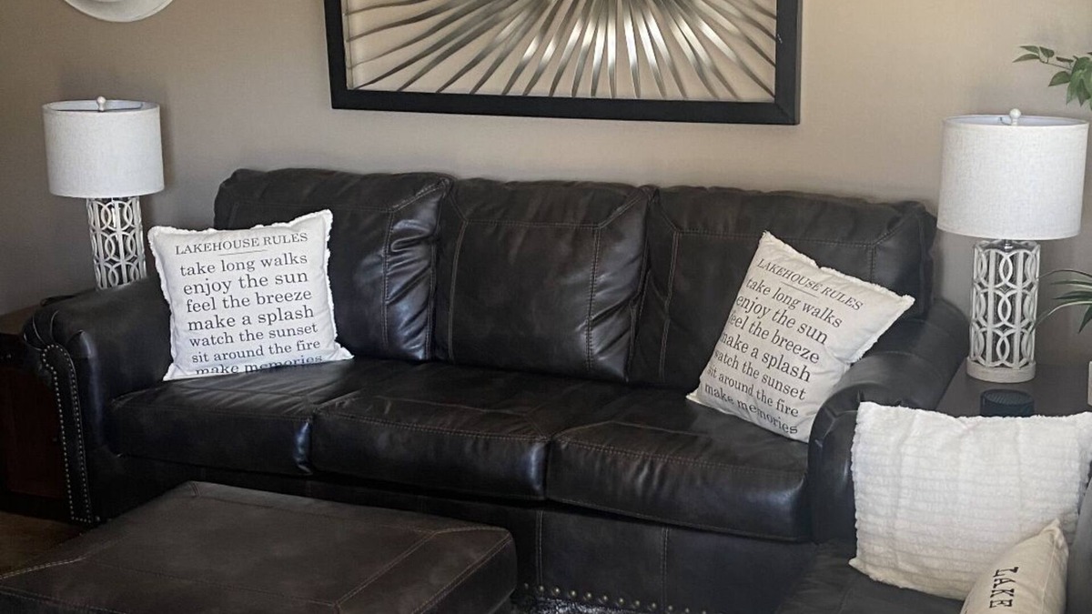 Jasper House | 333 is 5 minutes from the dam with boat launch and tritoon boat for rent.