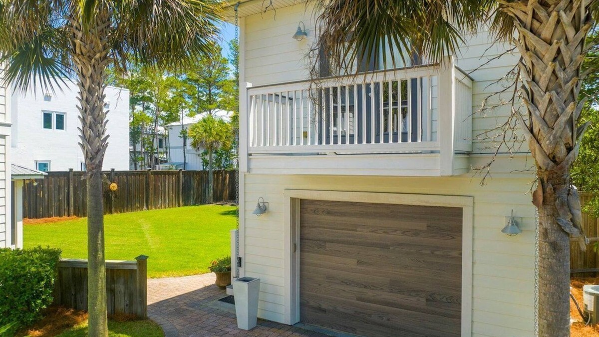 Seacrest House | 334 Seabreeze Carriage House