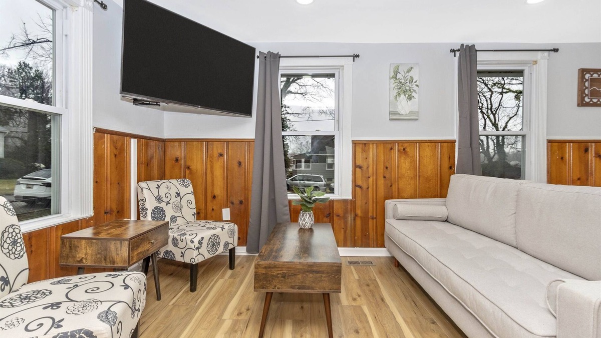 Lansdowne House | 338 judysplaces in Lansdowne, 6BR, 2 BA, renovated SFH
