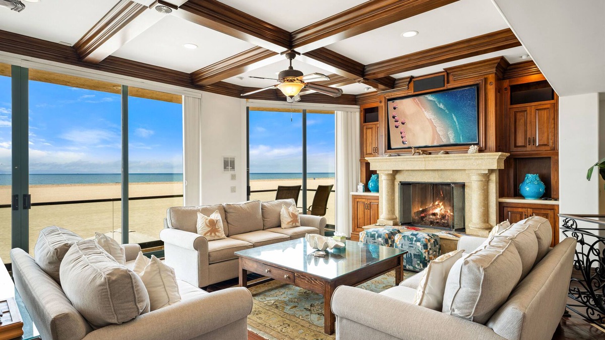 Hollywood House | 3425O Oceanfront Tuscan Villa