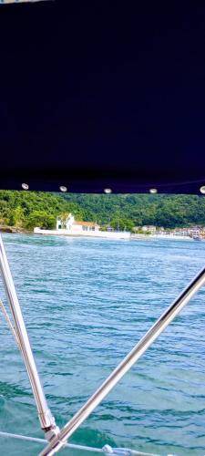 Mambucaba Boat Rental | 35 m² Houseboat ∙ 1 bedroom ∙ 6 guests
