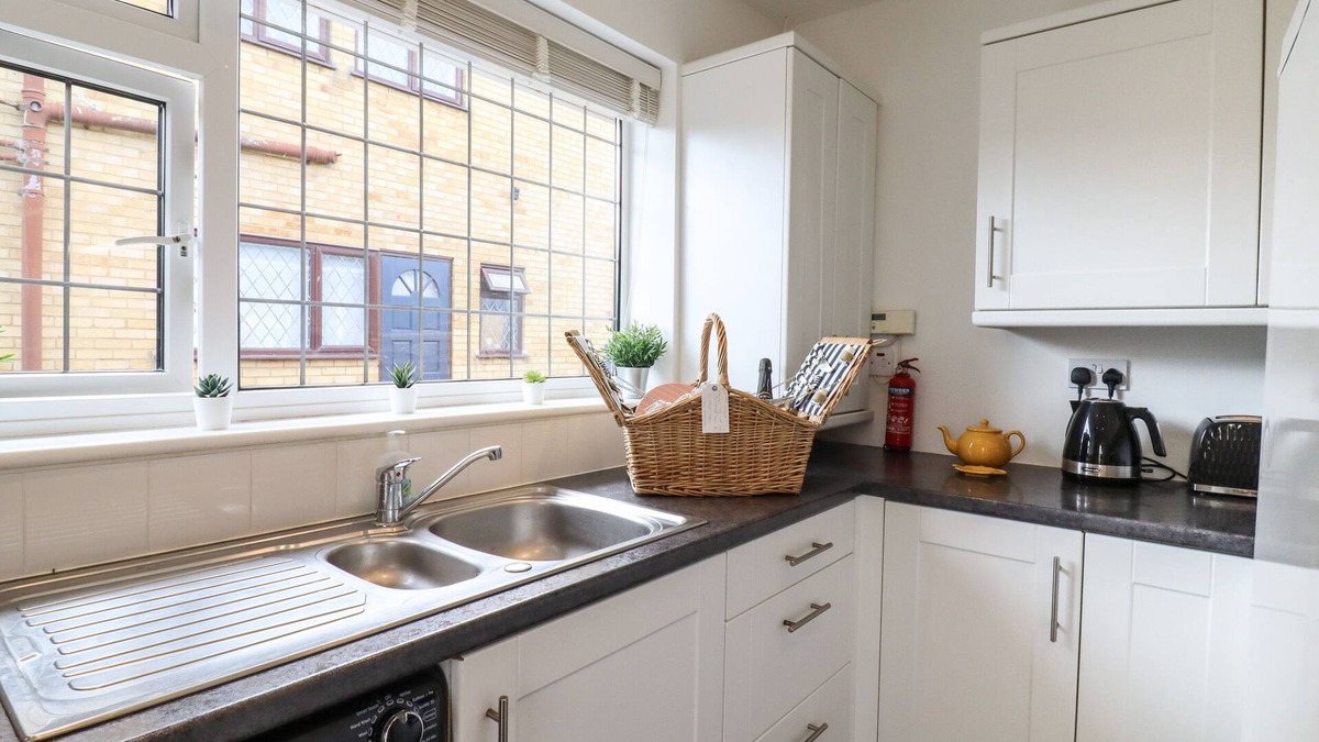 Dymchurch Cottage | 35 SEABOURNE WAY, pet friendly, country holiday cottage in Dymchurch
