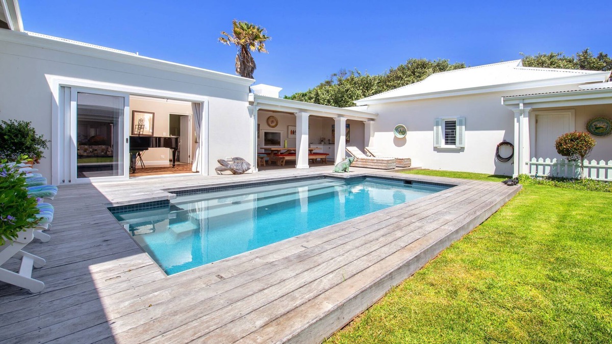 Robberg Beach Villa | 36 Beachy Head - Solar Power, Beachfront 4 Bd 4 Bt