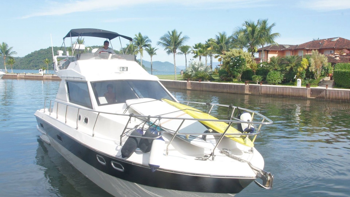 Angra dos Reis Boat Rental | 36-foot private tour boat for up to 12 passengers