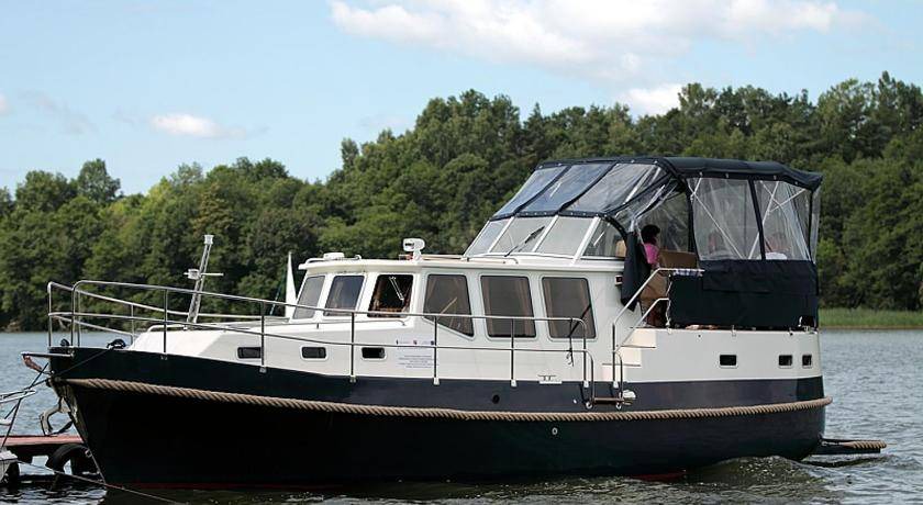 Wilkasy Boat Rental | 36 m² Houseboat ∙ 1 bedroom ∙ 6 guests