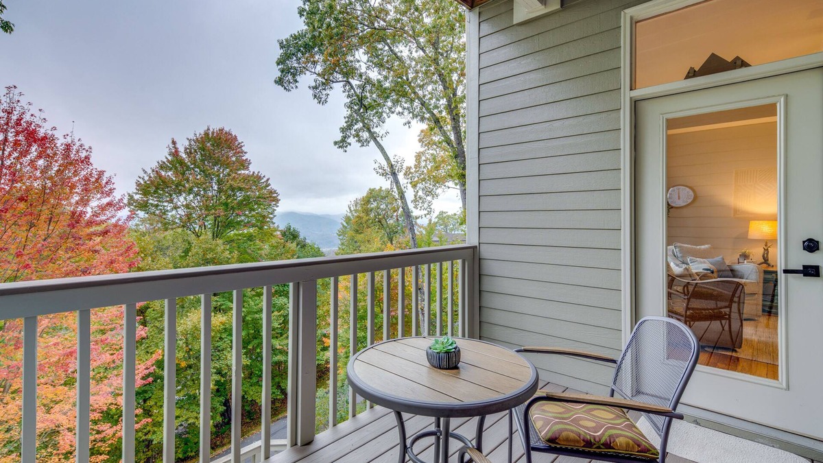 Mountain Air Condo | 36 Mi to Asheville: Mtn-View Home in Burnsville!