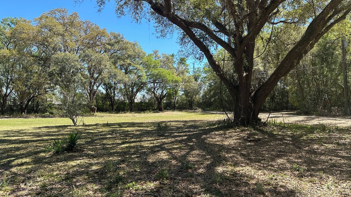 Summerfield House | 36’ Vintage Comfortable RV Screened Patio, 3 Acres 15min to Ocala & The Villages