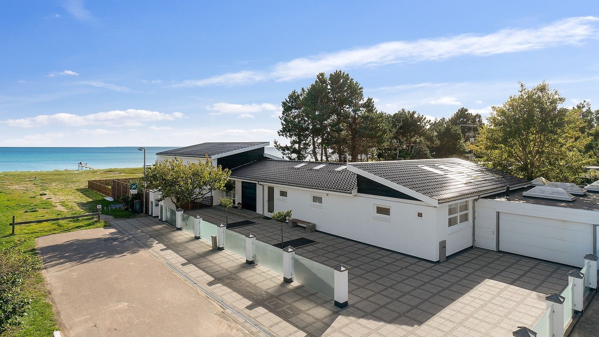 Karlslunde Strand Villa | 360 m2 unique luxury beach villa in 1st row