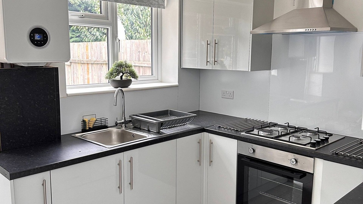 Heathrow Villages House | 360 UB3 Saunton Ave 93 - Saunton 3 Bedroom and 1 Bathroom House