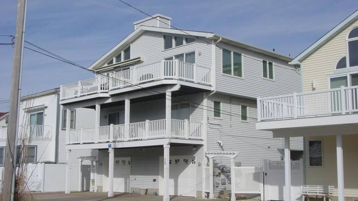 Dennisville House | 37 83rd Street, Unit:East