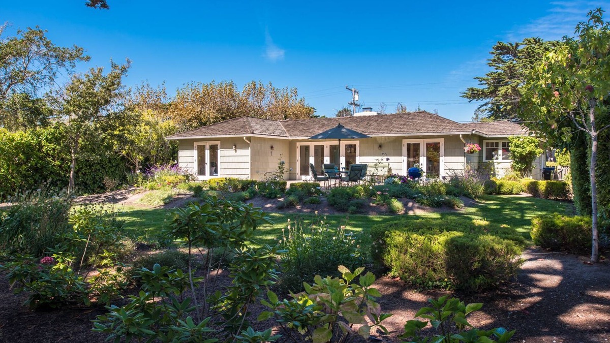 Hatton Fields House | 3757 Garden House Sanctuary ~ Private, Fenced Yard